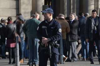 État d'urgence : les policiers pourront bientôt porter leur arme en dehors de leur service