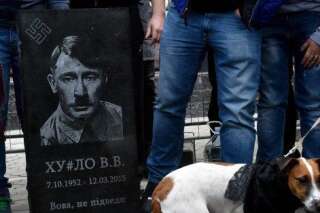 Une pierre tombale représentant Poutine en Hitler déposée devant l'ambassade russe en Ukraine