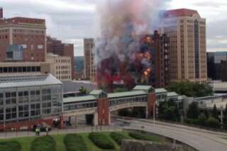 VIDEO. Une destruction d'immeuble sous les feux d'artifice