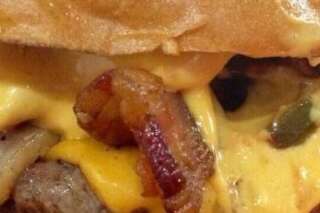 Une jeune femme se disloque la mâchoire en mangeant un hamburger en Angleterre