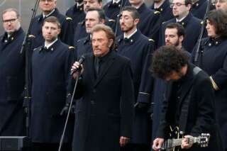 VIDÉOS. Hommage place de la République: Johnny chante pour les victimes des attentats