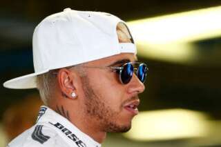 VIDÉO. Lewis Hamilton contraint de s'excuser après avoir gardé sa casquette lors d'une minute de silence
