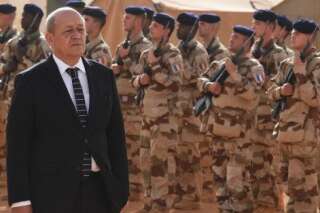 Jean-Yves Le Drian, général en chef de la Hollandie, signe le contrat du Rafale en Egypte