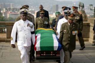 VIDÉO. Le cercueil de Nelson Mandela transporté dans Pretoria, les anonymes vont pouvoir se recueillir devant le corps