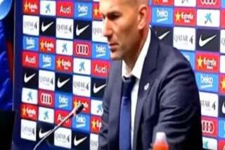VIDÉO. Zidane colle un chewing-gum en conférence de presse... et le reprend en sortant