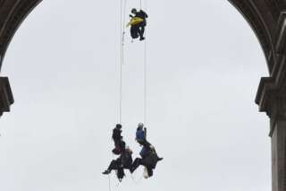 PHOTOS. Opération de Greenpeace à l'Arc de triomphe en marge de la COP21, plusieurs arrestations