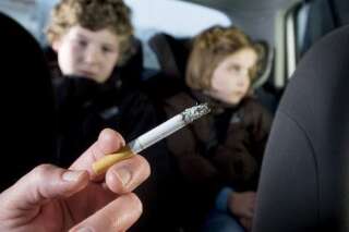 Fumer en voiture en présence d'enfants mineurs maintenant interdit en Angleterre et au Pays de Galles