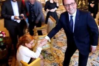 VIDÉO. Le chien de François Hollande, Philae, saute de joie sur une lectrice du 
