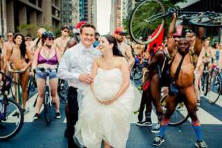 PHOTOS. Photos de mariage: des cyclistes nus en guise de figurants