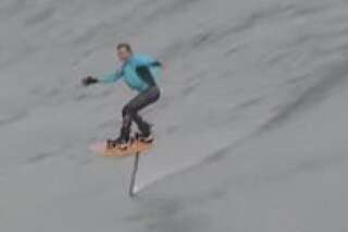 VIDEOS. Laird Hamilton sur une foilboard ne fait pas que surfer: il vole au-dessus de l'eau