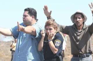 PHOTO. Conflit israélo-palestinien : Le cliché d'une policière israélienne protégée par deux Palestiniens fait le tour du web