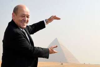 PHOTOS. Le Drian en Egypte: la photo souvenir ratée du ministre de la Défense a bien fait rire les internautes