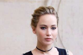 Jennifer Lawrence a sorti la bonne brassière pour le défilé Dior à la Fashion Week de Paris