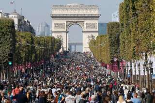 L'opération Champs-Élysées piétons pose la question de comment faire respirer Paris, capitale la plus dense d'Europe