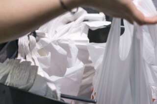 Les sacs plastique tolérés encore six mois à la caisse des magasins