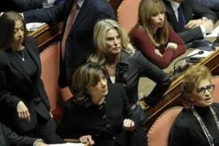 Italie, Silvio Berlusconi exclu du Sénat: 4 sénatrices de Forza Italia habillées en noir en signe de 