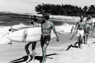 Avant de devenir un sport olympique, le surf, c'était des planches en bois et des cabanes sur la plage