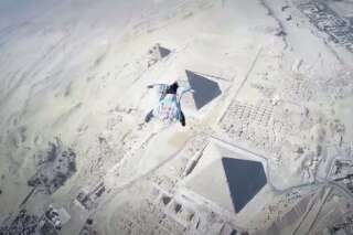VIDEO. En wingsuit, il survole les pyramides de Gizeh