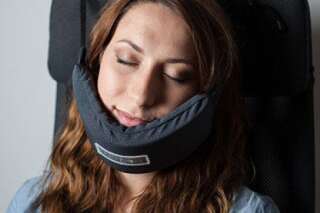 Ce hamac pour tête pourrait révolutionner votre façon de dormir dans l'avion