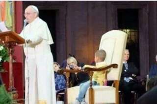 VIDEO. Un petit garçon s'assoit sur le fauteuil du pape François au Vatican