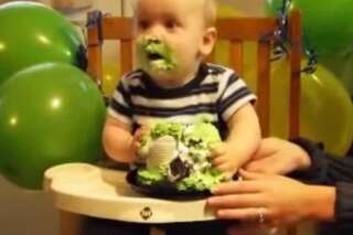 VIDÉO. Alléché par le goût sucré, ce bébé s'enfonce la tête dans son 1er gâteau d'anniversaire