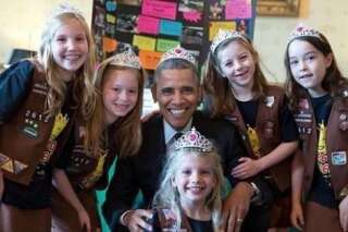 Barack Obama pose avec une couronne sur la tête pour les scouts