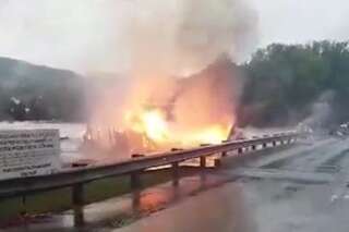 Une maison en flammes flotte sur une rivière en crue aux États-Unis