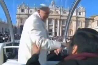VIDÉO. Le pape François prend un passager dans sa papamobile