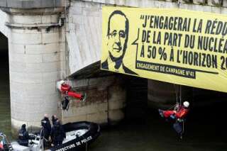 PHOTOS. Nucléaire: Greenpeace déploie des banderoles près de l'Assemblée pour rappeler à Hollande sa promesse