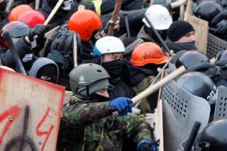 Manifestation à Kiev : la police use de gaz lacrymogènes contre les centaines de milliers de manifestants