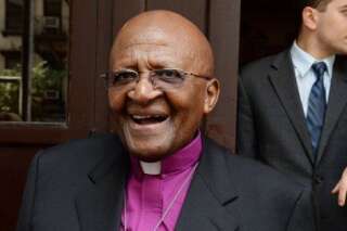 Desmond Tutu reçoit un pingouin en guise de cadeau d'anniversaire pour ses 82 ans