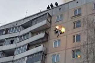 VIDÉO. Un cascadeur russe saute en feu du toit d'un immeuble