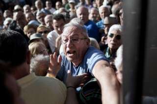 PHOTOS. Crise grecque : Scènes poignantes de retraités qui se ruent dans les banques pour retirer 120 euros