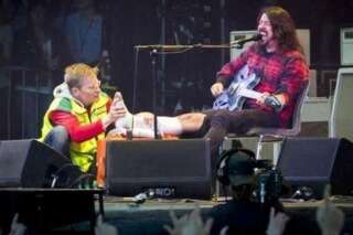Dave Grohl, chanteur des Foo Fighters, se casse la jambe mais termine son concert dans le plâtre
