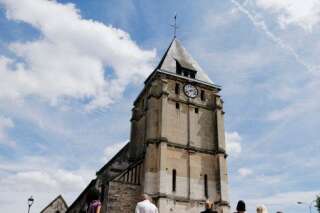 Avant la messe, un rite de purification dans l'église de Saint-Etienne-du-Rouvray