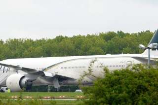 Un avion de ligne pakistanais dérouté par un jet de la RAF se pose à Londres, deux personnes arrêtées