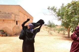 PHOTOS. Cette Syrienne jette son niqab après le départ des troupes de Daech