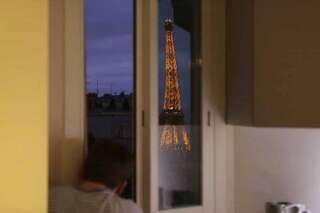 Il voulait avoir la vue sur tour Eiffel de sa fenêtre, il a trouvé comment grâce à deux miroirs