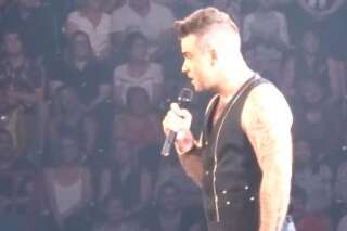 VIDÉO. Robbie Williams drague une adolescente en plein concert