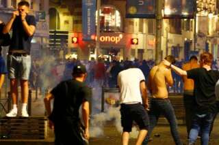 VIDÉOS. Gaz lacrymogène et tensions dans la nuit à Lille entre supporters britanniques et police