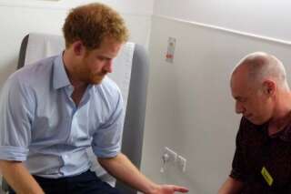 Le Prince Harry fait un test de dépistage du VIH en direct sur Facebook pour sensibiliser les internautes