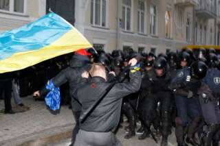 PHOTOS. Ukraine: des dizaines de blessés en marge d'une manifestation pro-UE de 100.000 personnes à Kiev