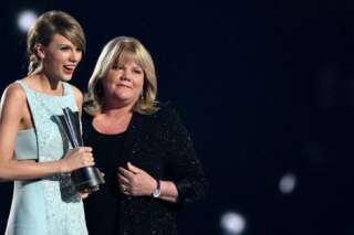 PHOTOS. Taylor Swift et sa mère ensemble sur scène lors des ACM Awards