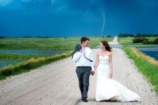 Des photos de mariage réussies malgré (ou grâce à) une tornade