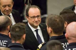 François Hollande lance une petite blague à bord du Charles-de-Gaulle