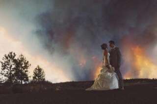 Des photos de mariage sublimes grâce à un gigantesque incendie