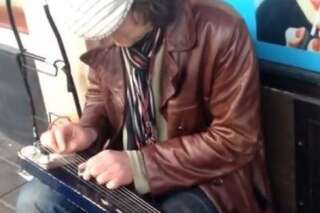 Royaume-Uni: un guitariste de rue aidé par un utilisateur de Youtube