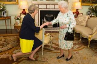 La reine accepte la démission de David Cameron, Theresa May officiellement Première ministre