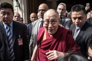 En visite en France, le dalaï lama évoque François Hollande et sa rencontre avec Emmanuel Macron
