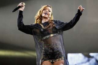 VIDÉO. Rihanna frappe un fan avec son micro